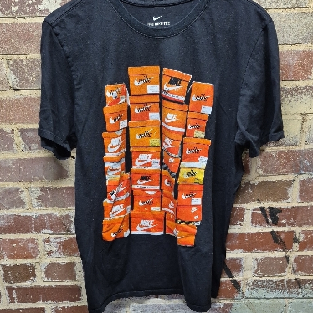 Nike Men's Black Graphic T-Shirt